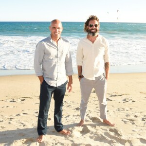 Kelly Slater, John Moore - Kelly Slater, John Moore et leurs amis fêtent le lancement de Outerknown à la Gesner Beach House de Malibu, Los Angeles, le 29 août 2015