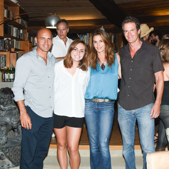 Kelly Slater, Taylor Slater, Cindy Crawford, Rande Gerber - Kelly Slater, John Moore et leurs amis fêtent le lancement de Outerknown à la Gesner Beach House de Malibu, Los Angeles, le 29 août 2015