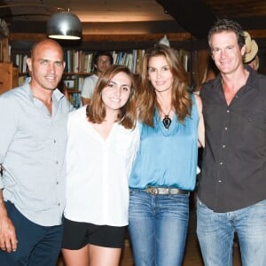 Kelly Slater, Taylor Slater, Cindy Crawford, Rande Gerber - Kelly Slater, John Moore et leurs amis fêtent le lancement de Outerknown à la Gesner Beach House de Malibu, Los Angeles, le 29 août 2015