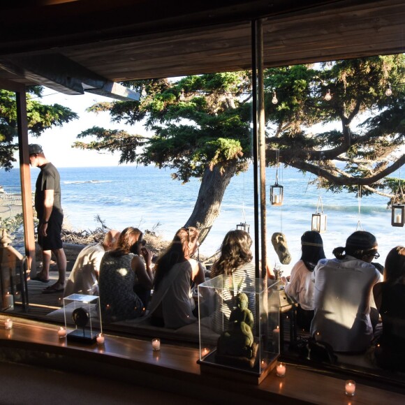 Kelly Slater, John Moore et leurs amis fêtent le lancement de Outerknown à la Gesner Beach House de Malibu, Los Angeles, le 29 août 2015