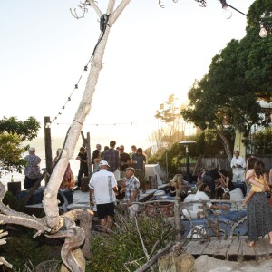 Kelly Slater, John Moore et leurs amis fêtent le lancement de Outerknown à la Gesner Beach House de Malibu, Los Angeles, le 29 août 2015