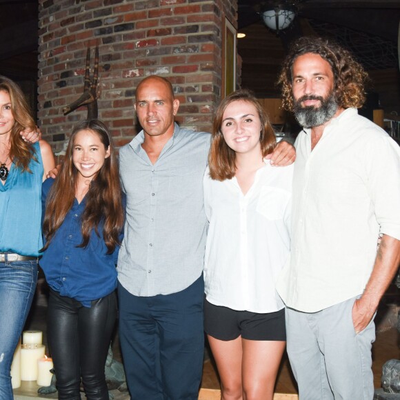 Rande Gerber, Cindy Crawford, Kalani Miller, Kelly Slater, Taylor Slater, John Moore - Kelly Slater, John Moore et leurs amis fêtent le lancement de Outerknown à la Gesner Beach House de Malibu, Los Angeles, le 29 août 2015