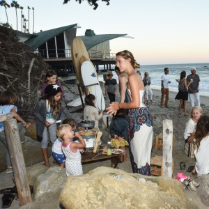 Kelly Slater, John Moore et leurs amis fêtent le lancement de Outerknown à la Gesner Beach House de Malibu, Los Angeles, le 29 août 2015