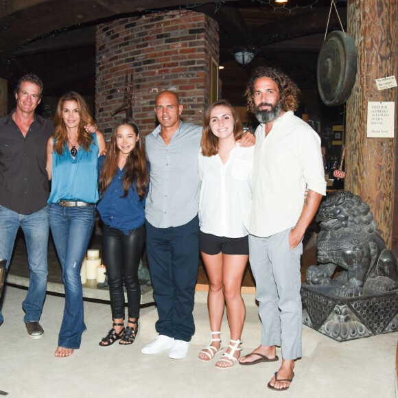 Rande Gerber, Cindy Crawford, Kalani Miller, Kelly Slater, Taylor Slater, John Moore - Kelly Slater, John Moore et leurs amis fêtent le lancement de Outerknown à la Gesner Beach House de Malibu, Los Angeles, le 29 août 2015