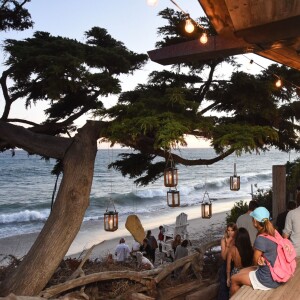 Kelly Slater, John Moore et leurs amis fêtent le lancement de Outerknown à la Gesner Beach House de Malibu, Los Angeles, le 29 août 2015