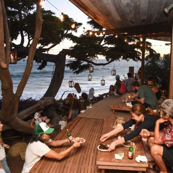 Kelly Slater, John Moore et leurs amis fêtent le lancement de Outerknown à la Gesner Beach House de Malibu, Los Angeles, le 29 août 2015