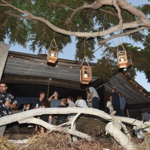 Kelly Slater, John Moore et leurs amis fêtent le lancement de Outerknown à la Gesner Beach House de Malibu, Los Angeles, le 29 août 2015