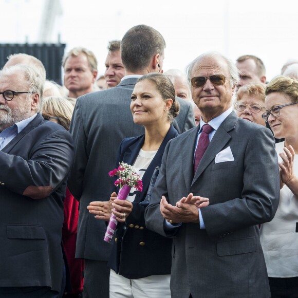 La princesse Victoria de Suède accompagnait le 28 août 2015 son père le roi Carl XVI Gustaf pour la visite d'une usine de cogénération à Oskarshamn puis dans un parc d'éoliennes off shore au nord de l'île d'Öland.