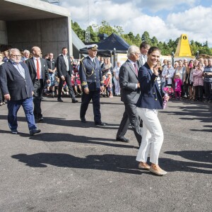 La princesse Victoria de Suède accompagnait le 28 août 2015 son père le roi Carl XVI Gustaf pour la visite d'une usine de cogénération à Oskarshamn puis dans un parc d'éoliennes off shore au nord de l'île d'Öland.