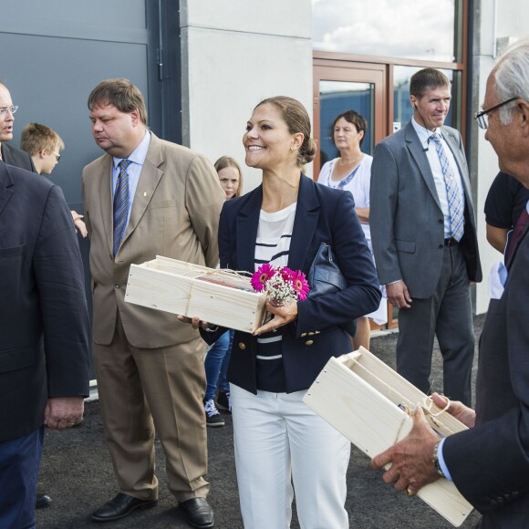 La princesse Victoria de Suède accompagnait le 28 août 2015 son père le roi Carl XVI Gustaf pour la visite d'une usine de cogénération à Oskarshamn puis dans un parc d'éoliennes off shore au nord de l'île d'Öland.