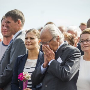 La princesse Victoria de Suède accompagnait le 28 août 2015 son père le roi Carl XVI Gustaf pour la visite d'une usine de cogénération à Oskarshamn puis dans un parc d'éoliennes off shore au nord de l'île d'Öland.