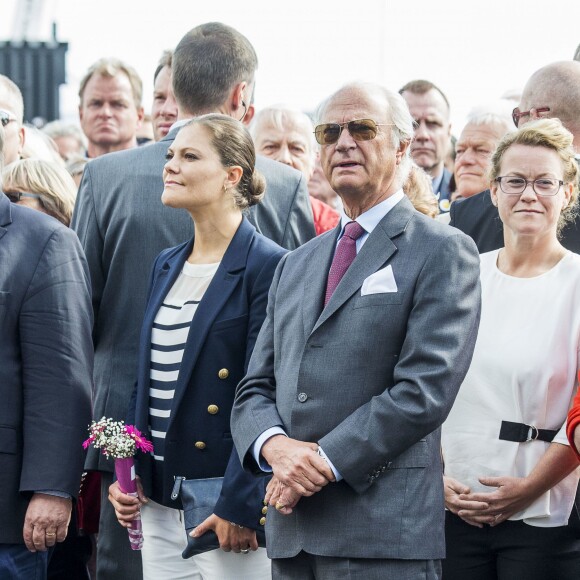 La princesse Victoria de Suède accompagnait le 28 août 2015 son père le roi Carl XVI Gustaf pour la visite d'une usine de cogénération à Oskarshamn puis dans un parc d'éoliennes off shore au nord de l'île d'Öland.