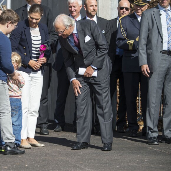 La princesse Victoria de Suède accompagnait le 28 août 2015 son père le roi Carl XVI Gustaf pour la visite d'une usine de cogénération à Oskarshamn puis dans un parc d'éoliennes off shore au nord de l'île d'Öland.