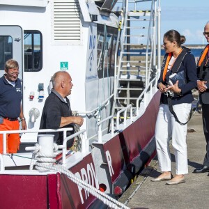 La princesse Victoria de Suède accompagnait le 28 août 2015 son père le roi Carl XVI Gustaf pour la visite d'une usine de cogénération à Oskarshamn puis dans un parc d'éoliennes off shore au nord de l'île d'Öland.