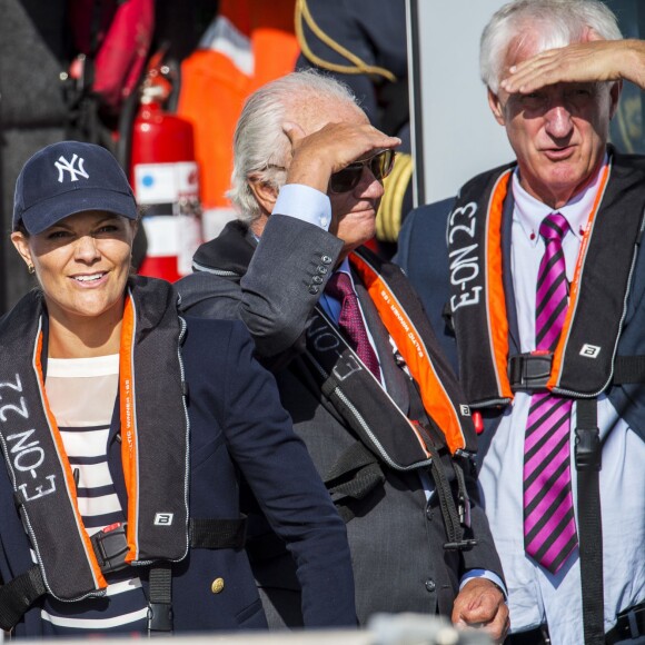 La princesse Victoria de Suède accompagnait le 28 août 2015 son père le roi Carl XVI Gustaf pour la visite d'une usine de cogénération à Oskarshamn puis dans un parc d'éoliennes off shore au nord de l'île d'Öland.