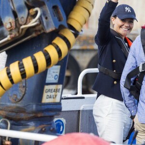 La princesse Victoria de Suède accompagnait le 28 août 2015 son père le roi Carl XVI Gustaf pour la visite d'une usine de cogénération à Oskarshamn puis dans un parc d'éoliennes off shore au nord de l'île d'Öland.