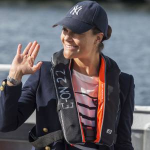 La princesse Victoria de Suède accompagnait le 28 août 2015 son père le roi Carl XVI Gustaf pour la visite d'une usine de cogénération à Oskarshamn puis dans un parc d'éoliennes off shore au nord de l'île d'Öland.