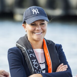 La princesse Victoria de Suède accompagnait le 28 août 2015 son père le roi Carl XVI Gustaf pour la visite d'une usine de cogénération à Oskarshamn puis dans un parc d'éoliennes off shore au nord de l'île d'Öland.