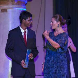 La princesse Victoria de Suède remettait le 25 août 2015 la Stockholm Junior Water Prize à Perry Alagappan, lors d'un gala au Grand Hotel à Stockholm.