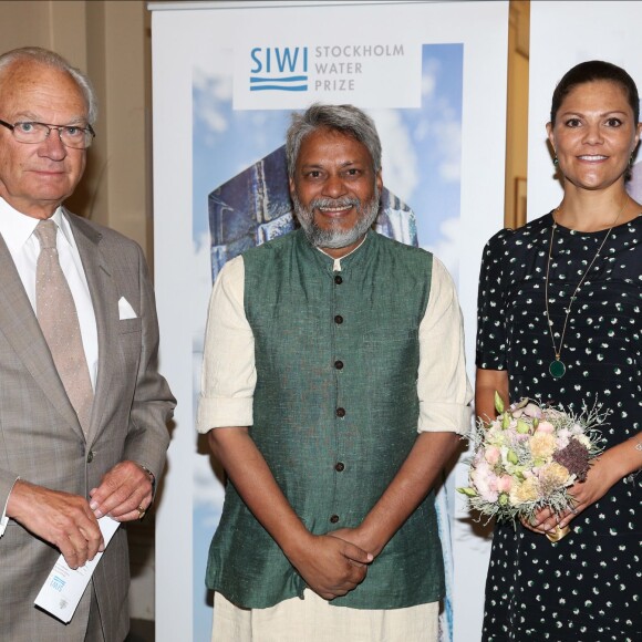 La princesse Victoria et le roi Carl XVI Gustaf de Suède assistaient ensemble le 26 août 2015 au séminaire dédié à Rajendra Singh, lauréat du Stockholm Water Prize.