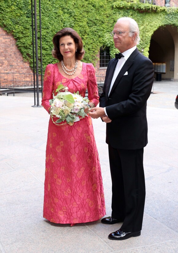 Le roi Carl XVI Gustaf de Suède et la reine Silvia à leur arrivée le 26 août 2015 pour la cérémonie du Stockholm Water Prize.