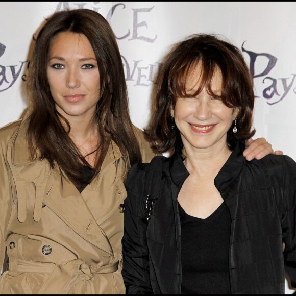 Laura Smet et sa mère Nathalie Baye lors de l'avant-première du spectacle Alice au pays des merveilles à Paris le 15 mars 2010