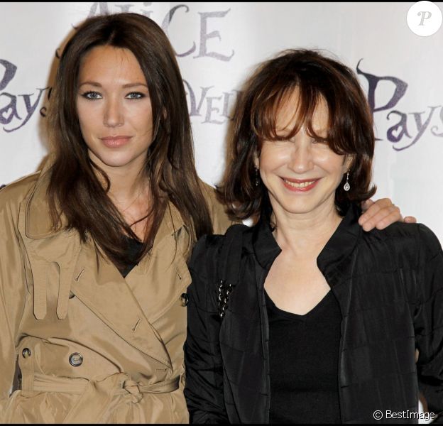 Laura Smet et sa mère Nathalie Baye lors de l'avant-première du spectacle Alice au pays des merveilles à Paris le 15 mars 2010