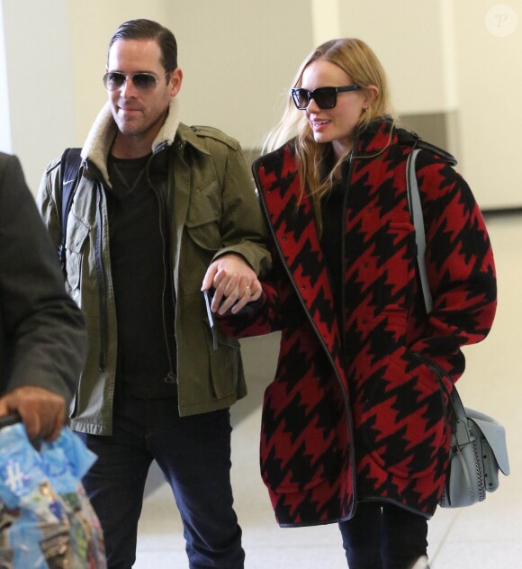 Kate Bosworth (manteau, chaussures, sac Coach) et son mari Michael Polish arrivent à l'aéroport de LAX à Los Angeles, le 30 octobre 2014