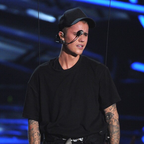 Justin Bieber sur scène lors des MTV Video Music Awards à Los Angeles, le 30 août 2015