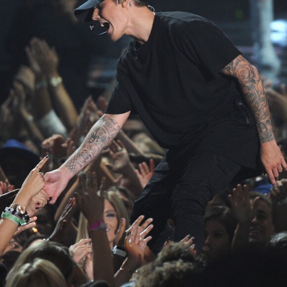 Justin Bieber sur scène lors des MTV Video Music Awards à Los Angeles, le 30 août 2015