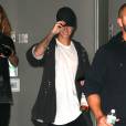 Justin Bieber, porte une bouteille de vin à la main, à la sortie d'un immeuble à New York, le 24 aout 2015
