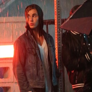 Exclusif - Justin Bieber participe à un deal de drogue pour les besoins de tournage de son nouveau clip video "What Do You Mean" sur Hollywood Boulevard à Los Angeles, avec à ses côtés John Leguizamo et une jeune femme très sexy. Le 19 août 2015