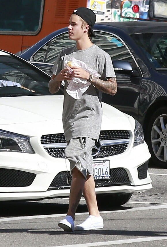 Exclusif - Justin Bieber mange un sandwich alors qu'il retourne au Montage Beverly Hills Hotel à Beverly Hills, le 15 août 2015.