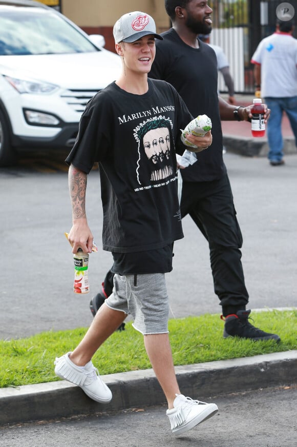 Justin Bieber a acheté un sandwich chez Subway avec son garde du corps à Los Angeles, le 6 août 2015