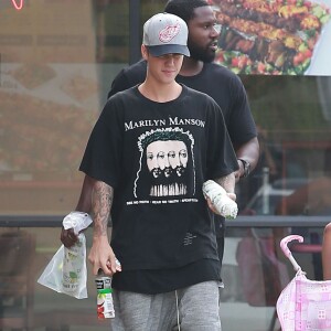 Justin Bieber a acheté un sandwich chez Subway avec son garde du corps à Los Angeles, le 6 août 2015