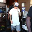 Justin Bieber quitte un restaurant et porte des chaussettes avec l'inscription "Fuck You" à Beverly Hills le 30 juillet 2015.