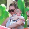 Hilary Duff, son fils Luca, sa soeur Haylie Duff et sa fille Ryan s'amusent au Farmers Market à Studio City, le 16 août 2015.