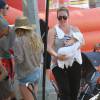 Hilary Duff, son fils Luca, sa soeur Haylie Duff et sa fille Ryan s'amusent au Farmers Market à Studio City, le 16 août 2015.