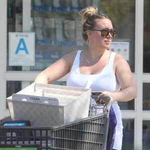 Exclusif - Haylie Duff fait du shopping chez Bed Bath and Beyond à Los Angeles, le 14 août 2015.