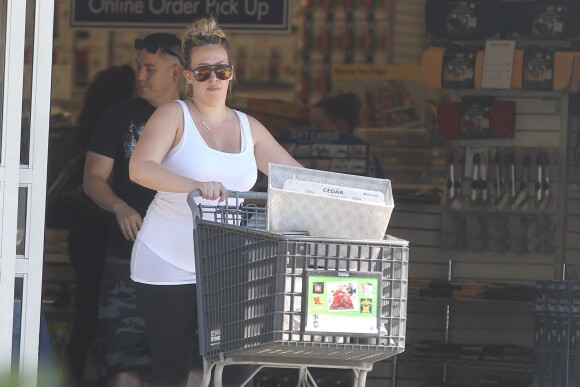 Exclusif - Haylie Duff fait du shopping chez Bed Bath and Beyond à Los Angeles, le 14 août 2015.