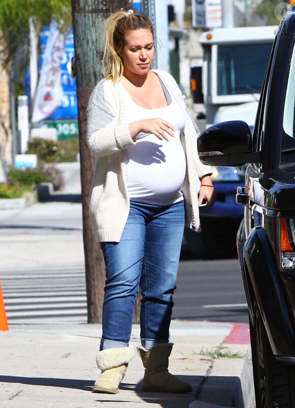 Exclusif - Prix spécial - Haylie Duff, très enceinte, fait du shopping à "Dunn-Edwards Paint" à West Hollywood. Haylie fait beaucoup de grimaces en sortant du magasin. Le 8 avril 2015