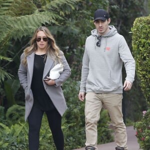 Exclusif - Hilary Duff, son père Robert, sa soeur Haylie Duff enceinte d'une petite fille et son fiancé Matt Rosenberg ont pris le petit-déjeuner au Beverly Hills Hotel à Beverly Hills, le 21 décembre 2014.