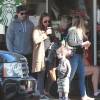 Hilary duff, son fils Luca Comrie et sa soeur Haylie Duff font du shopping ensemble à Beverly Hills le 29 novembre 2014