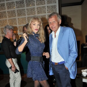 Exclusif - Arielle Dombasle et Patrick Poivre d'Arvor - Premier anniversaire du restaurant "Victoria 1836" à Paris, le 2 septembre 2015.