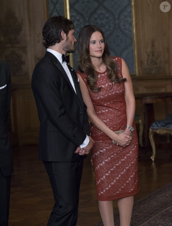 Le prince Carl Philip et la princesse Sofia de Suède lors d'un dîner de gala au palais Drottningholm, à Stockholm, le 4 septembre 2015, quelques minutes après l'annonce de la seconde grossesse de la princesse Victoria.