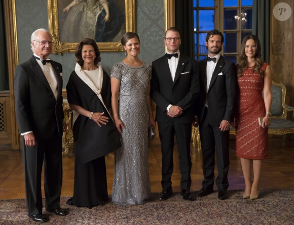 La princesse Victoria de Suède, enceinte de son deuxième enfant, prenait part avec le roi Carl XVI Gustaf, la reine Silvia, le prince Daniel, le prince Carl Philip et la princesse Sofia à un dîner de gala au palais Drottningholm, à Stockholm, le 4 septembre 2015, quelques minutes après l'annonce de sa seconde grossesse.