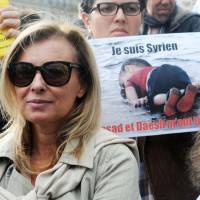 Valérie Trierweiler et son fils Léonard manifestent en faveur des réfugiés
