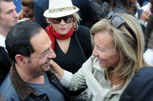 Valerie Trierweiler retrouve son ami Jean-Luc Romero lors de la manifestation en faveur des réfugiés à Paris le 5 septembre 2015