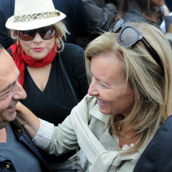 Valerie Trierweiler retrouve son ami Jean-Luc Romero lors de la manifestation en faveur des réfugiés à Paris le 5 septembre 2015