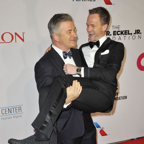 Alec Baldwin et Neil Patrick Harris - People au gala AIDS Foundation à New York. Le 28 octobre 2014